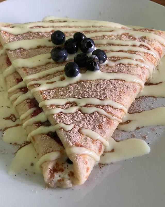 Stoh slaných palačinek se smetanovou omáčkou a olivami
